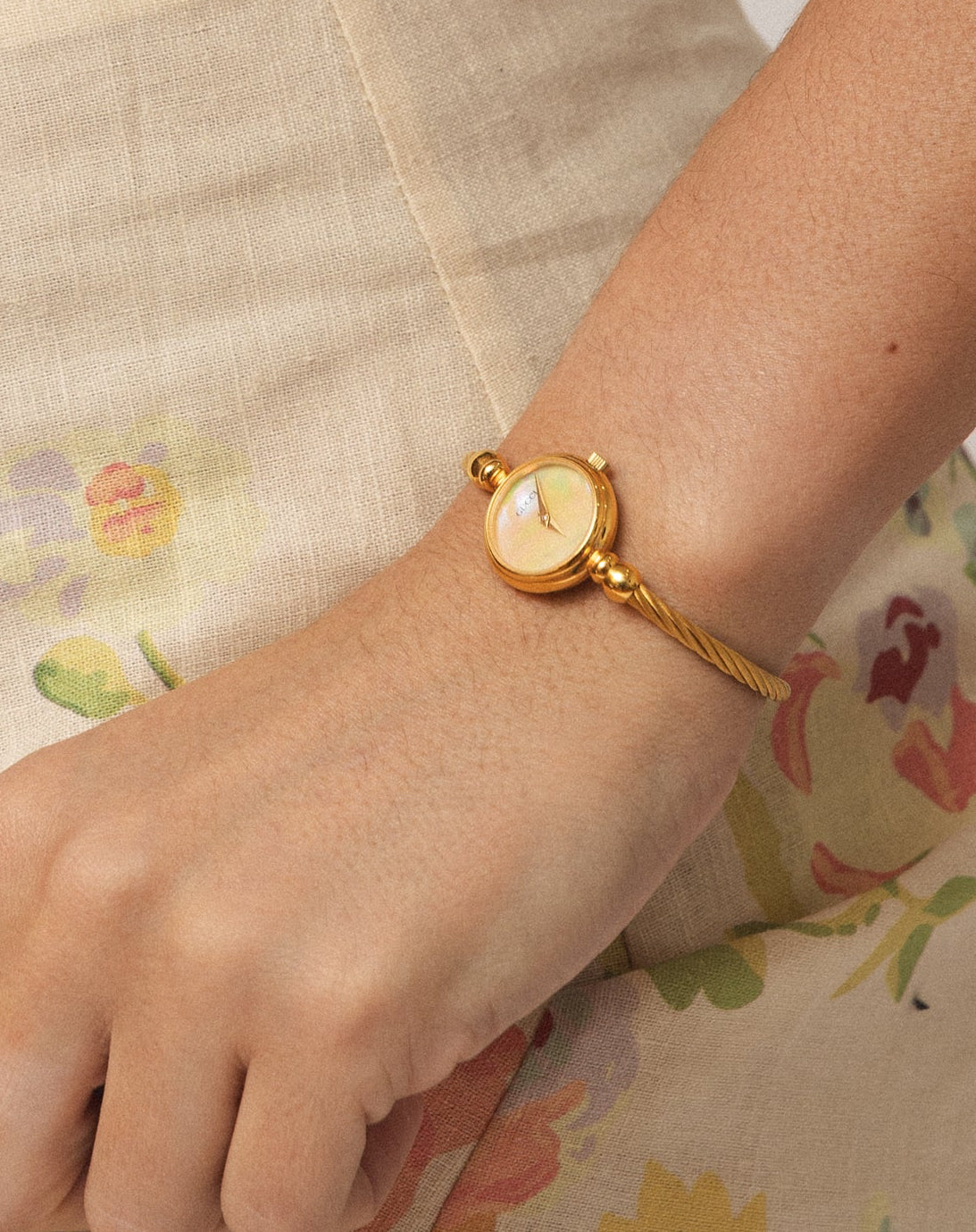 Gucci 2700 Gold Pearl Watch with Box